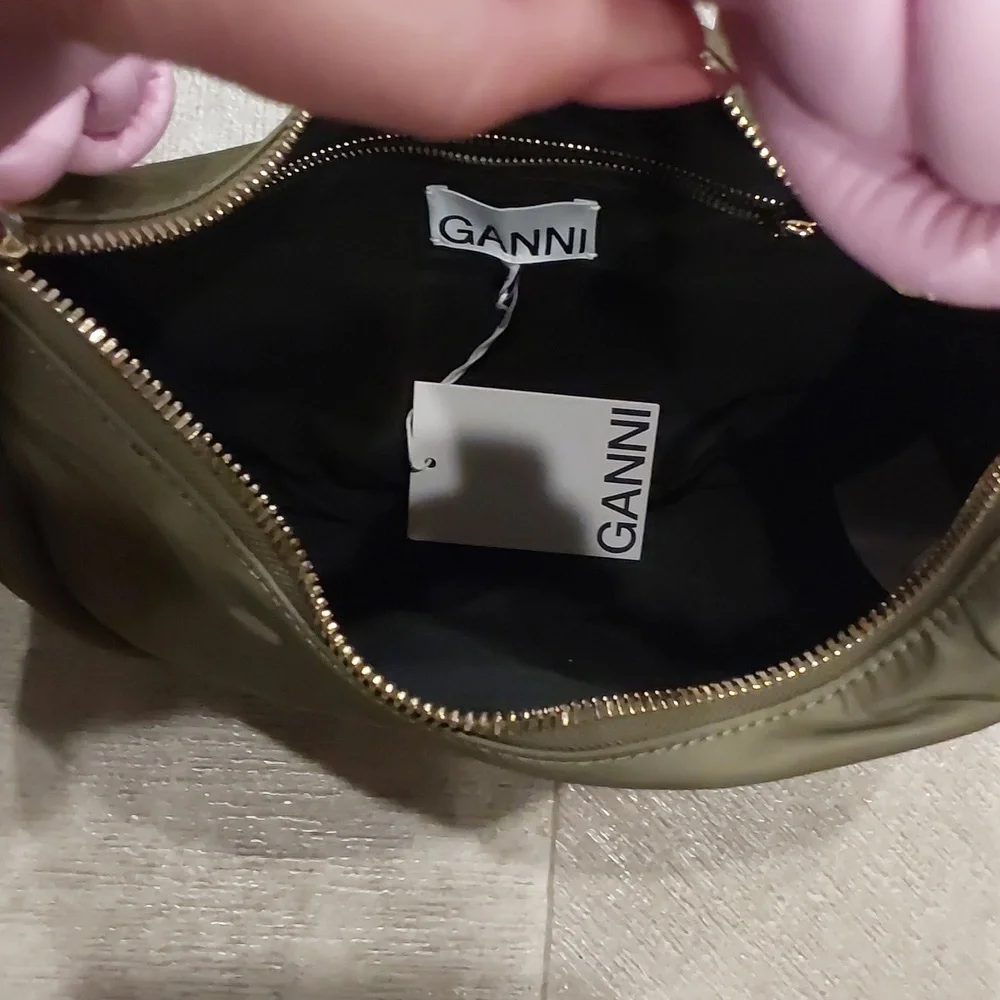 NWT GANNI Knot Hobo Bag in a kalamata green color contrasting pink Knot handle - Picture 11 of 13